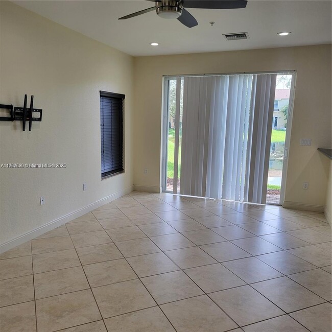 2851 W Prospect Rd in Tamarac, FL - Building Photo - Building Photo