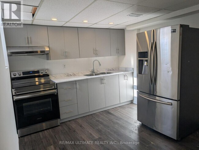 573 Sheppard Ave in Pickering, ON - Building Photo - Building Photo