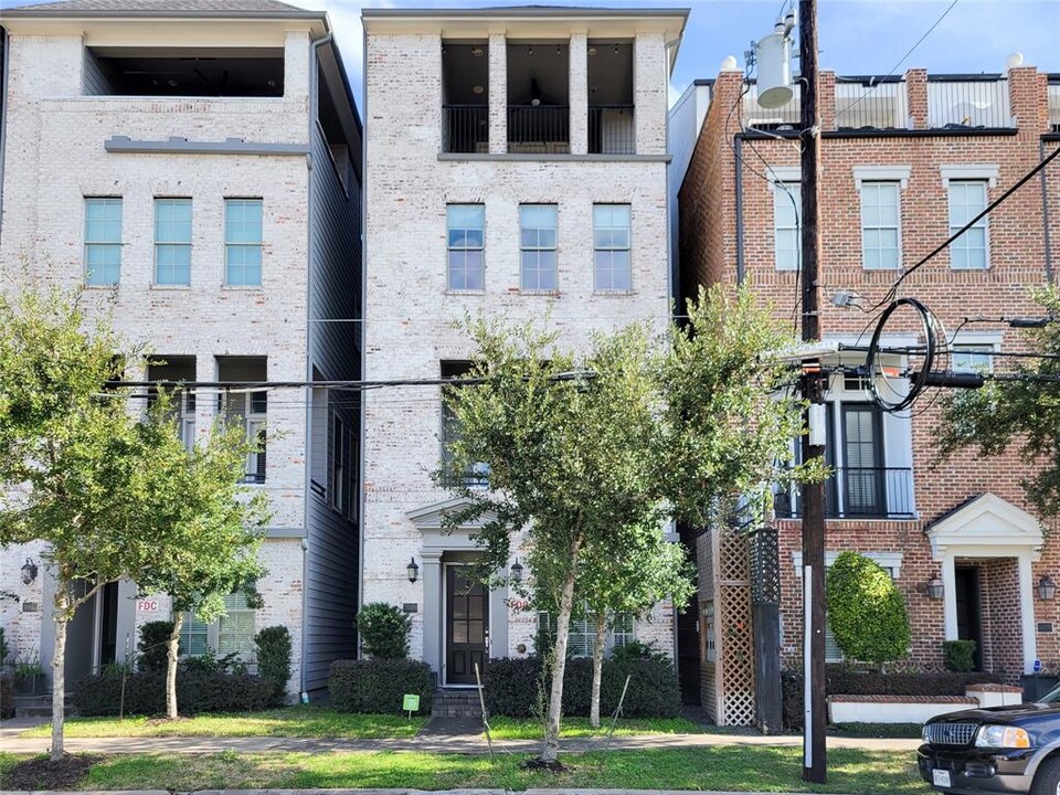 1009 St Charles St in Houston, TX - Building Photo