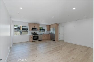 7439 Ranchito Ave in Los Angeles, CA - Foto de edificio - Building Photo