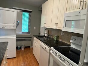 12 Troy Dr in Springfield, NJ - Foto de edificio - Building Photo