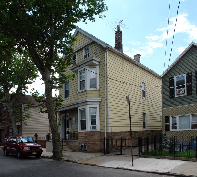 107 Polk St in Newark, NJ - Foto de edificio - Building Photo