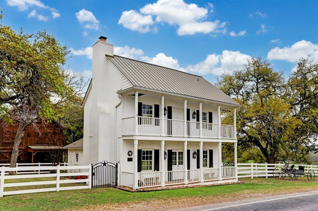301 S Washington St in Round Top, TX - Building Photo