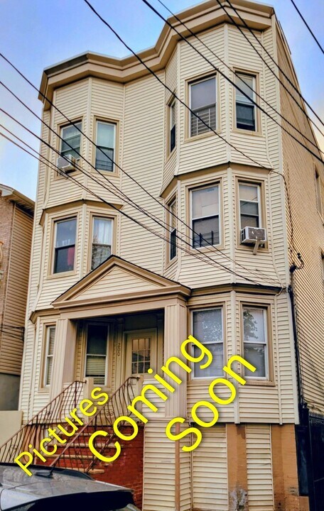 200 Nunda Ave in Jersey City, NJ - Building Photo