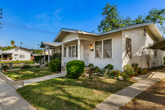 2406 Ridgeview Ave in Los Angeles, CA - Building Photo - Building Photo