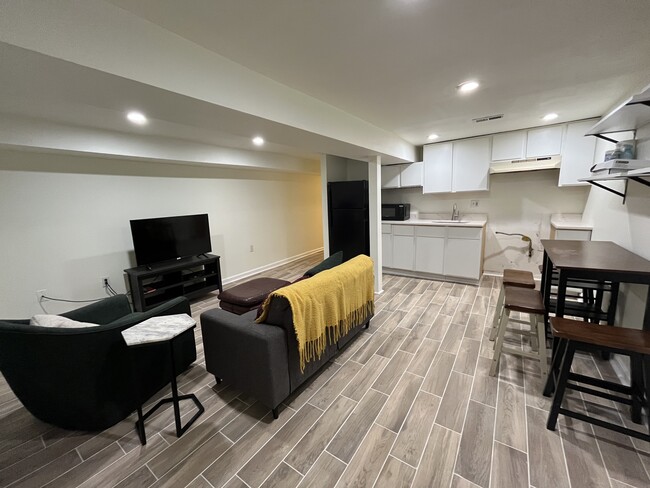 1830 Ontario Pl NW, Unit Apt B