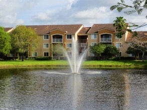 3874 Lyons Rd-Unit -Apt 201 in Coconut Creek, FL - Foto de edificio - Building Photo
