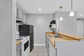 145 Piccadilly Pl in San Bruno, CA - Building Photo - Building Photo