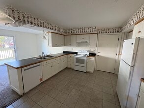 66 E Valentine St, Unit 2 in Westbrook, ME - Building Photo - Building Photo