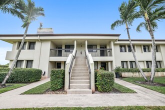 2840 Casa Way, Unit 202 in Delray Beach, FL - Foto de edificio - Building Photo