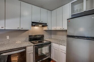 982 S Weatherred Dr in Richardson, TX - Building Photo - Building Photo
