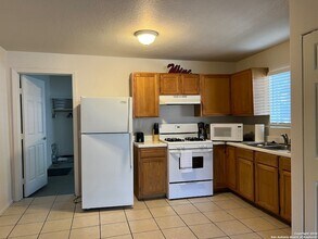 1023 N Cherry St in San Antonio, TX - Building Photo - Building Photo