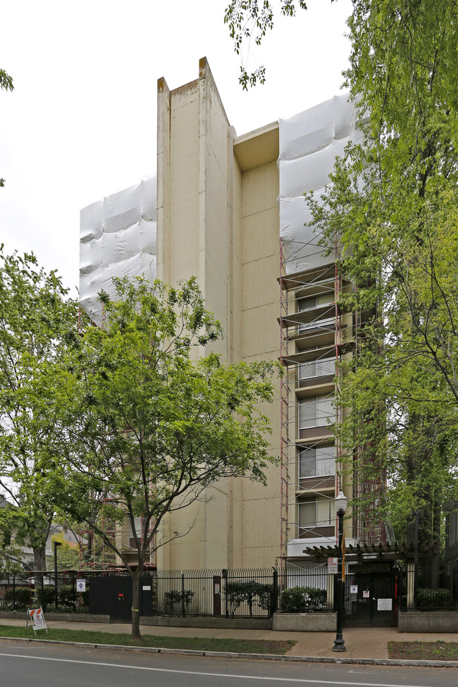 Washington Plaza in Sacramento, CA - Building Photo - Building Photo