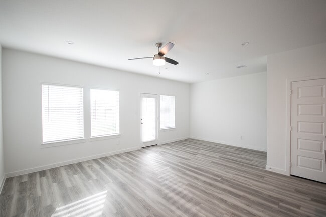 10217 Berkeley Springs Trl in Houston, TX - Foto de edificio - Building Photo