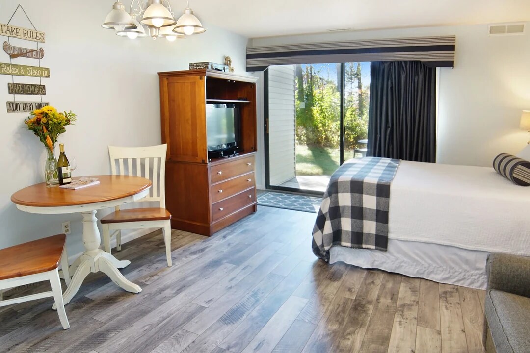 5680 Creeks Crossing, Unit 5680 in Williamsburg, MI - Foto de edificio