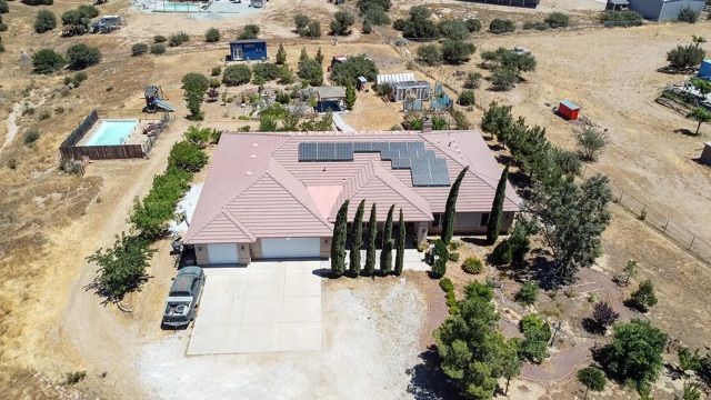 7438 Woodcliff St in Phelan, CA - Foto de edificio