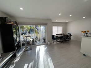 5328 Newcastle Ave, Unit Encino Penthouse in Encino, CA - Building Photo - Building Photo