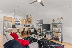 352 W 5th St in Fayetteville, AR - Building Photo