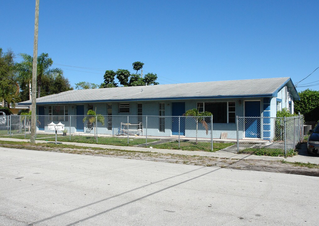 389 Phippen-waiters Rd in Hollywood, FL - Building Photo