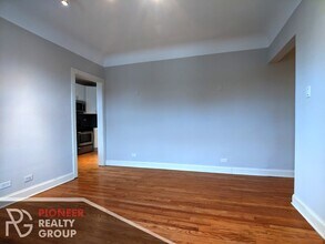 2315 N Rockwell St, Unit 2321-3C in Chicago, IL - Foto de edificio - Building Photo