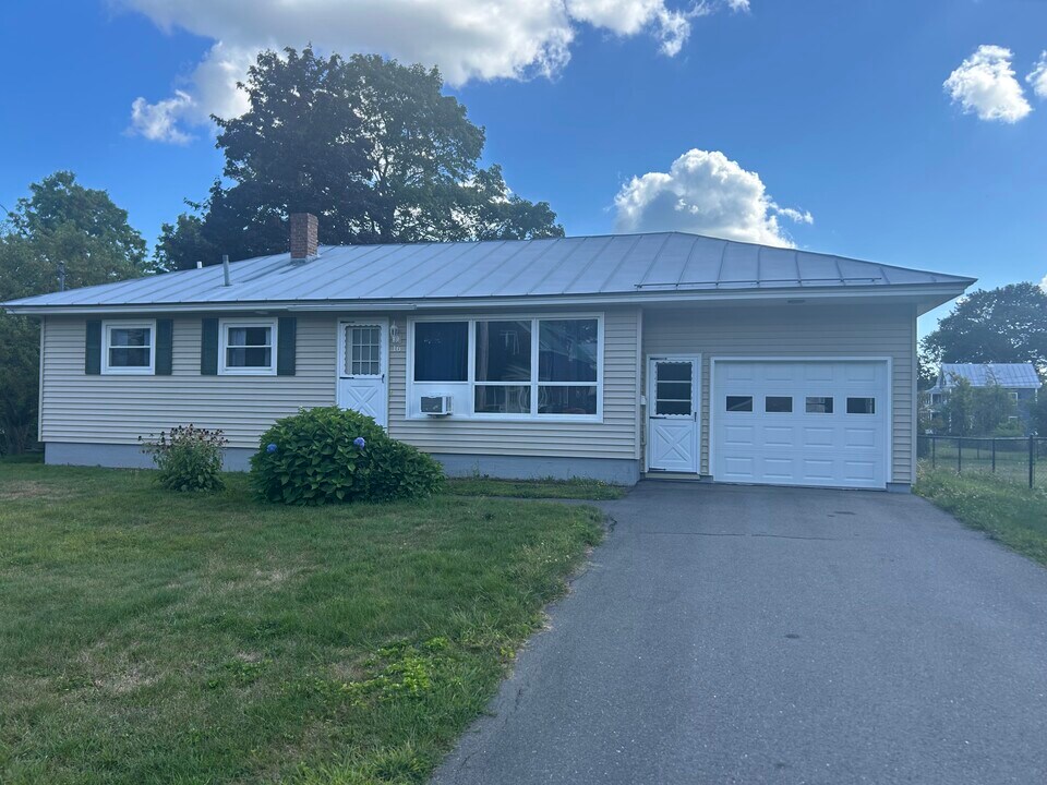 16 Prospect St in Waterville, ME - Building Photo