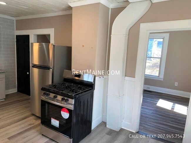 74 Fruit St in Bangor, ME - Building Photo - Building Photo