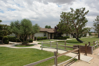 14848 Sequoia St. in Hesperia, CA - Foto de edificio - Building Photo