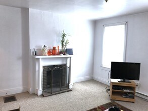 141 E 20th Ave, Unit 2 in Munhall, PA - Foto de edificio - Building Photo