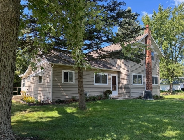 W370S1673 Utica Rd in Dousman, WI - Building Photo