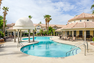 Lifestyle at Los Paseos (Ventanas) in El Paso, TX - Foto de edificio - Building Photo