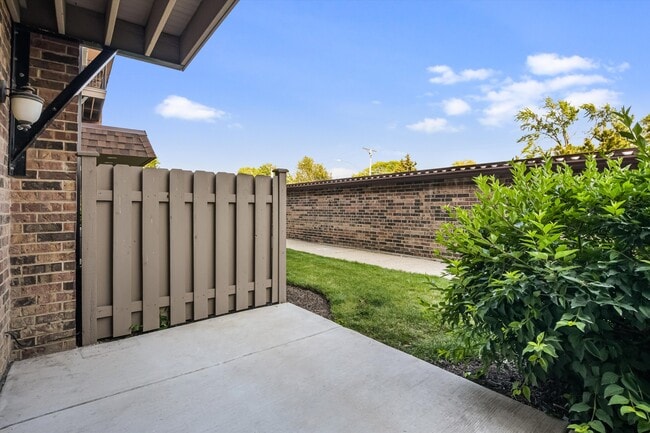 3523 Central Rd, Unit 101 in Glenview, IL - Building Photo - Building Photo