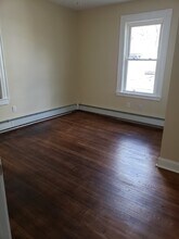 120 Mill St, Unit Apt B in Springfield, MA - Building Photo - Building Photo