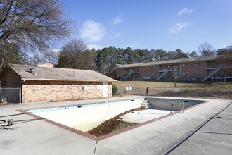 Shallowford Gardens Apartments in Atlanta, GA - Foto de edificio - Building Photo