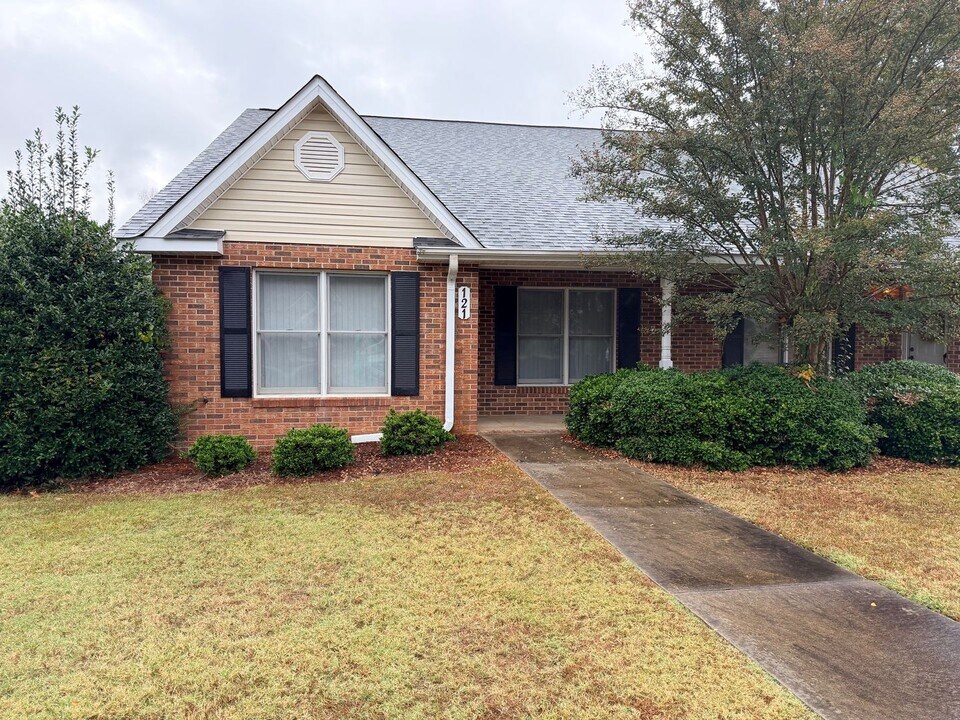 121 Timberwood Rd in Greenwood, SC - Building Photo