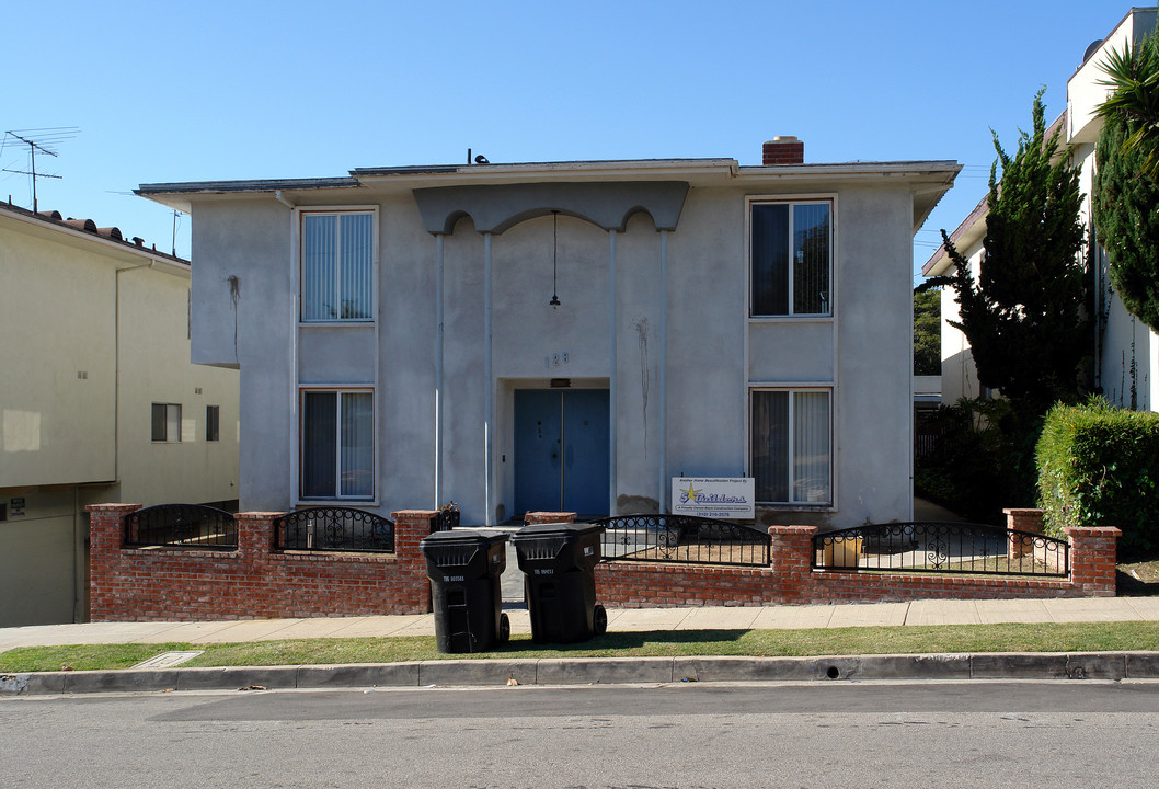 128 W Hillsdale St in Inglewood, CA - Building Photo