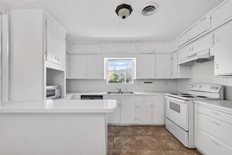 703 Coryell St in League City, TX - Building Photo - Building Photo