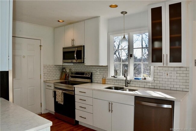 27 Hollow Tree Ridge Rd in Darien, CT - Building Photo - Building Photo