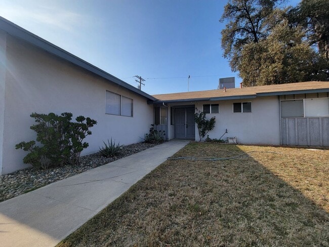 947 S Wellsley St in Visalia, CA - Building Photo - Building Photo