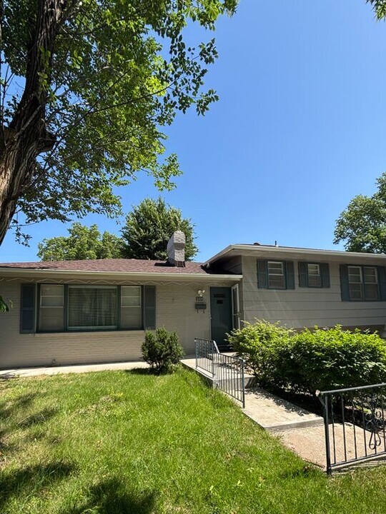 8104 Oakland Ave in Kansas City, KS - Building Photo