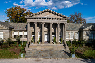 224 Charles Ellis Dr in Newtown Square, PA - Foto de edificio - Building Photo