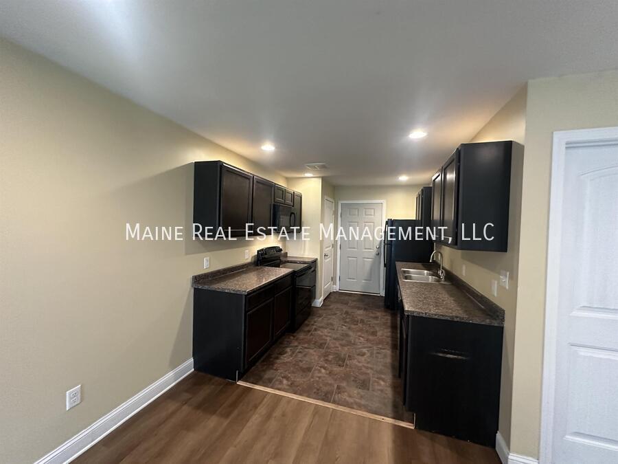 46 Basketball Ct in Bangor, ME - Building Photo