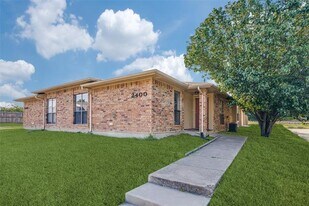 2400 Guerrero Dr in Carrollton, TX - Building Photo