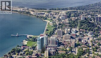 370 Martha St in Burlington, ON - Building Photo