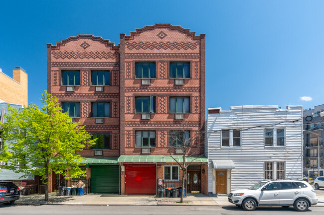 209 Woodpoint Road in Brooklyn, NY - Building Photo - Building Photo