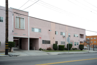 1032 S Normandie Ave in Los Angeles, CA - Building Photo - Building Photo