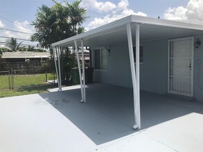 1221 W 62nd St in Hialeah, FL - Building Photo - Building Photo