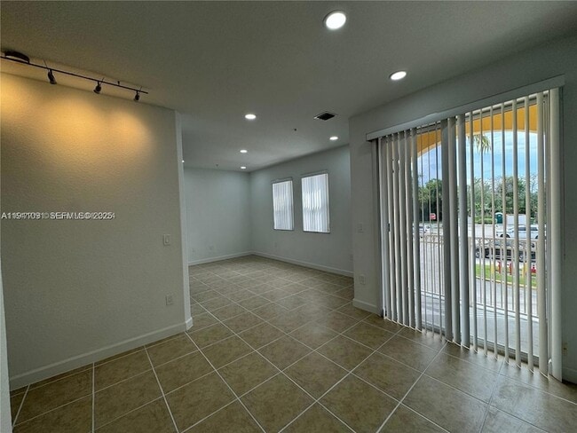 10012 NW 7th St, Unit 208 in Miami, FL - Building Photo - Building Photo