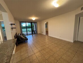 5761 Riverside Dr in Coral Springs, FL - Building Photo - Building Photo