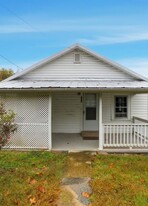 111 M T Holt Ave in Brookneal, VA - Building Photo