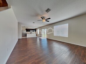 35900 Jenny Lynne Cir in Zephyrhills, FL - Foto de edificio - Building Photo